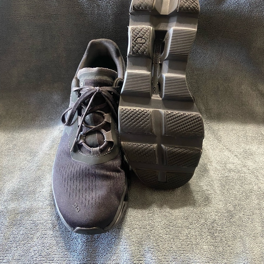 On Running Cloudtec Black Athletic Shoes - Picture 3 of 3